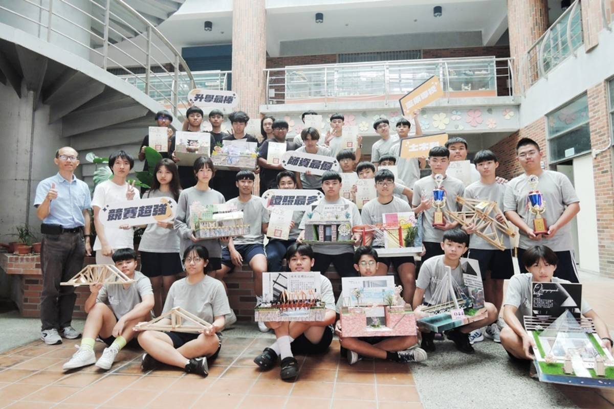 臺東專科學校附設高職部土木科師生，參加113年「全國木橋載重創新設計競賽」，分別奪下創意造型組、精準強度組第3名，並囊括9項佳作。