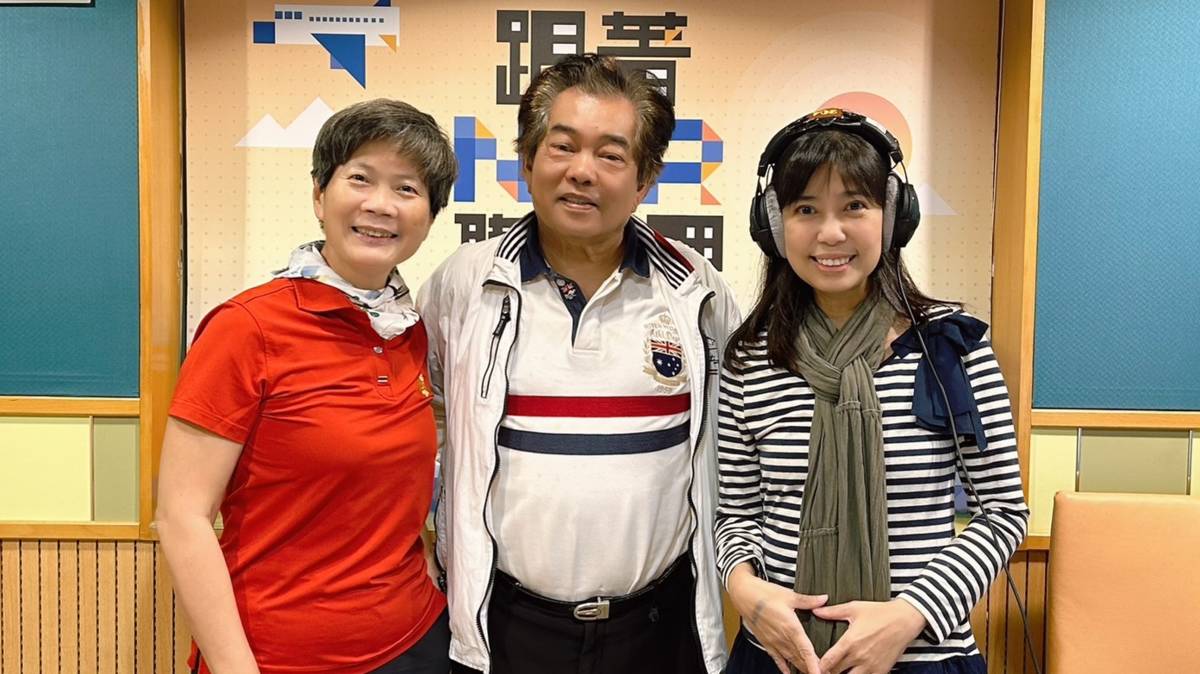 圖3-1自然有意思主持人燕子(左一)楊平世教授(中)端端主持人(右).jpg