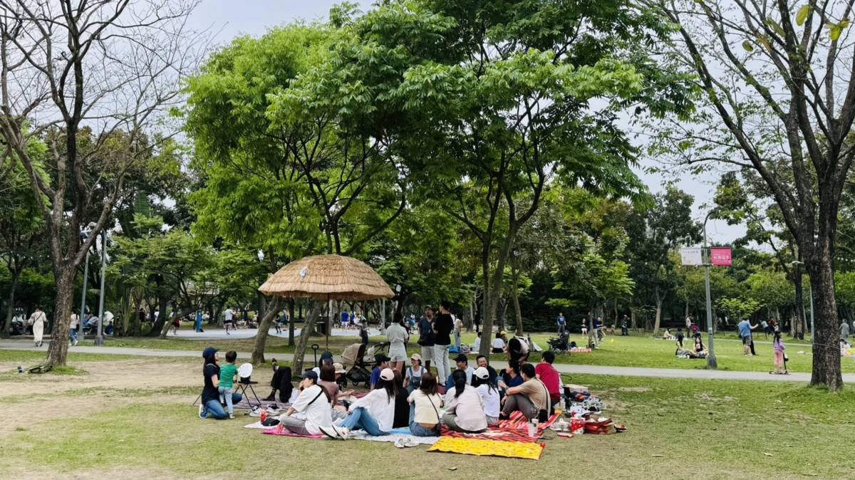 圖3-2坐在草地上的幸福! ~美麗的大安森林公園  (本圖由楊平世教授提供).jpg