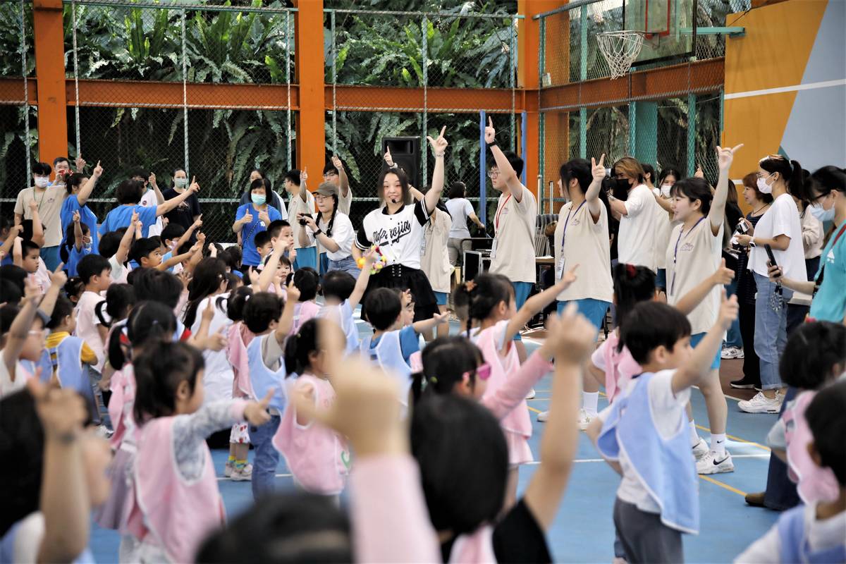 石碇高中師生帶領國小及幼兒園孩子一起律動