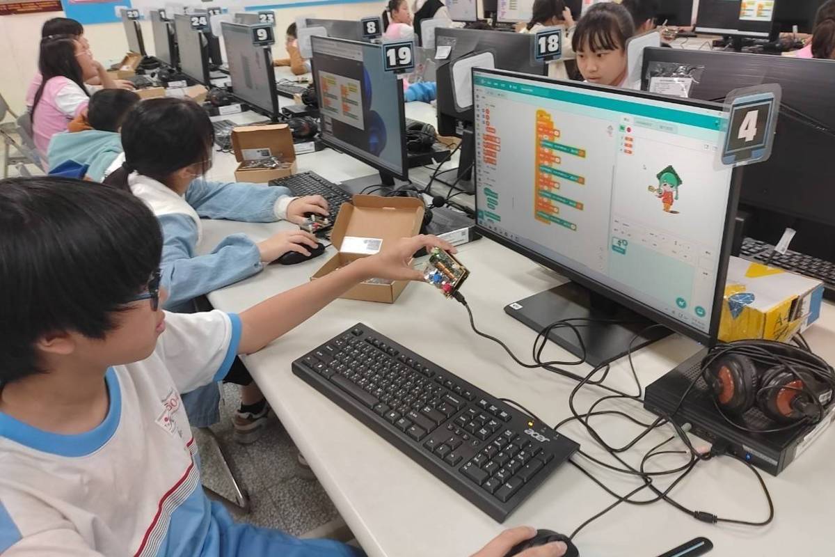 光復國小-學生結合Qblock軟體及硬體Quno教具學習