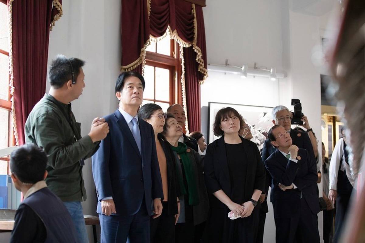 賴清德副總統與現場來賓一同參觀展區 (總統府提供)