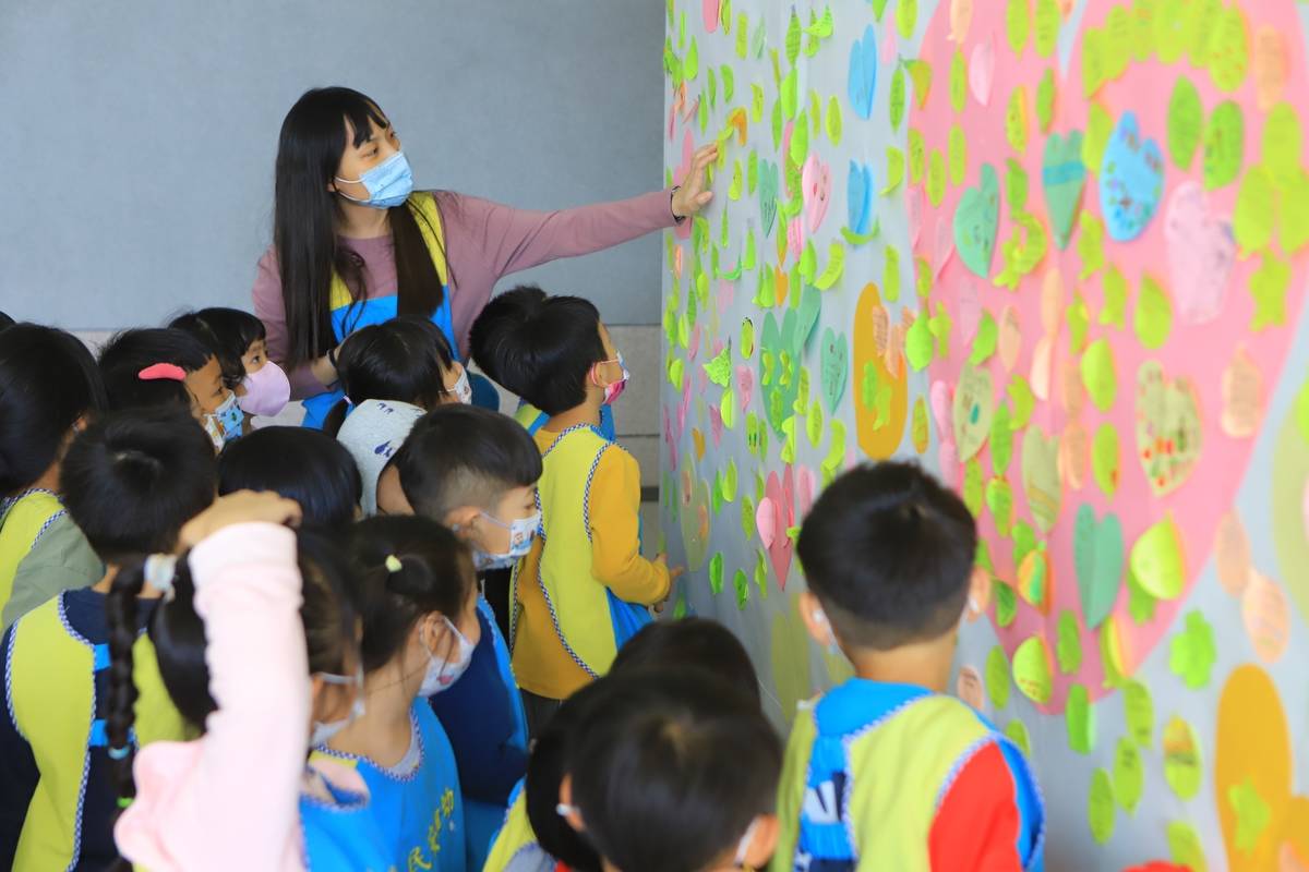 幼教老師輔導學生 (新北市教育局提供)