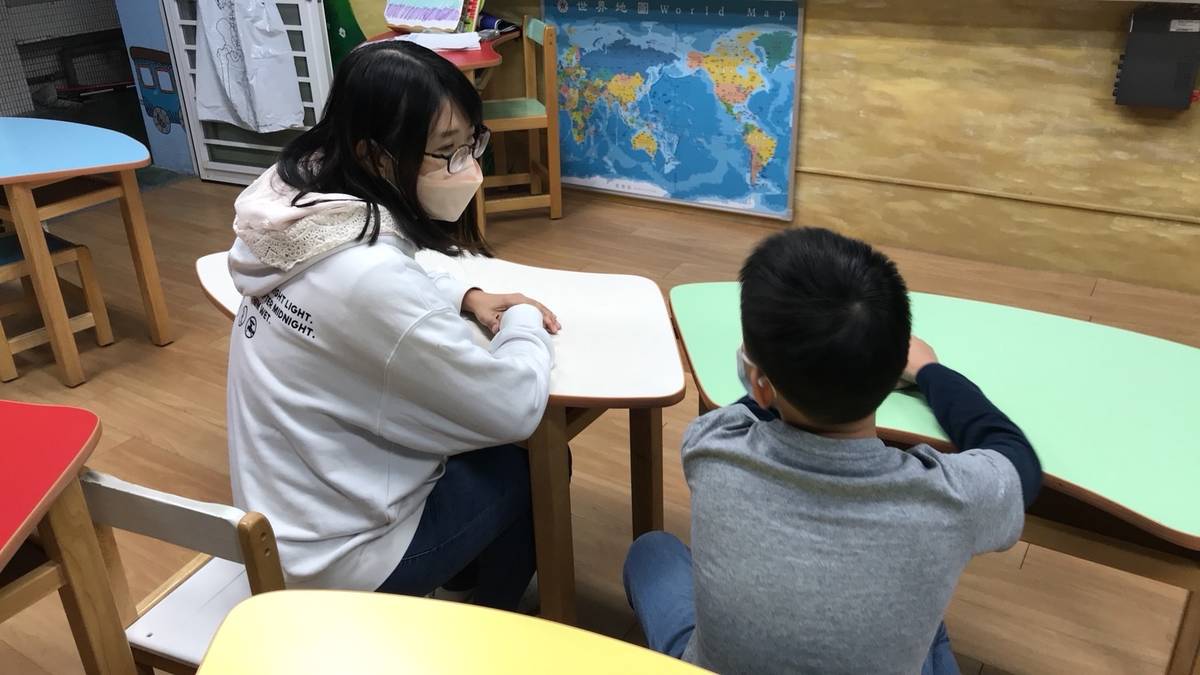 老師輔導學生 (新北市教育局提供)