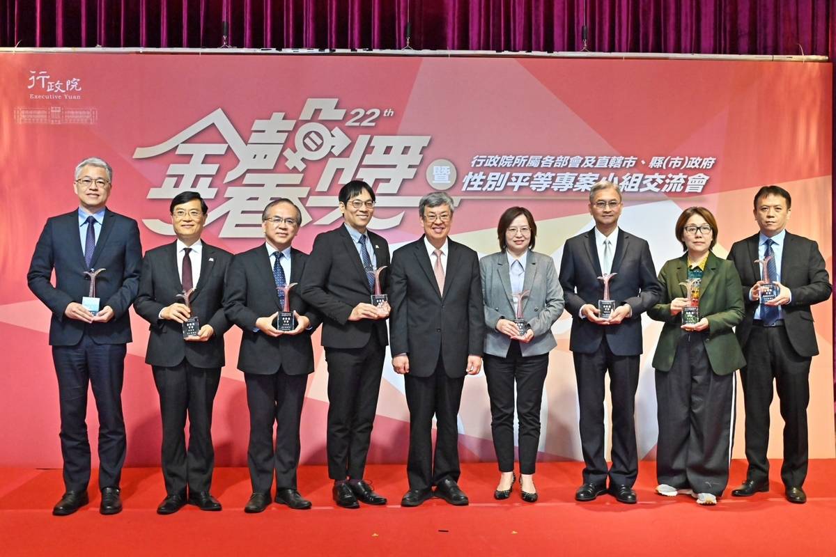 行政院院長陳建仁(中)今天(8日)出席金馨獎頒獎典禮，強調政府對於少年性剝削絕對零容忍。(行政院提供)

 