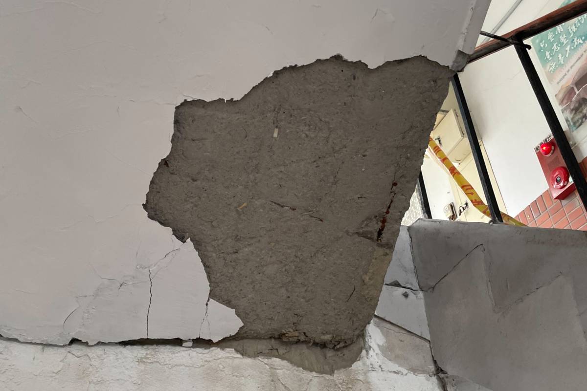 景美女中校舍樓梯面已將鬆動水泥塊，敲除以免掉落危險