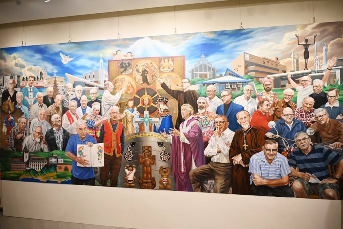 臺東藝文中心展出《白冷之愛》藝術創作聯展，藝術家張瑞頻及劉經倫創作巨幅壁畫，描繪神父和修士們的眾群像。