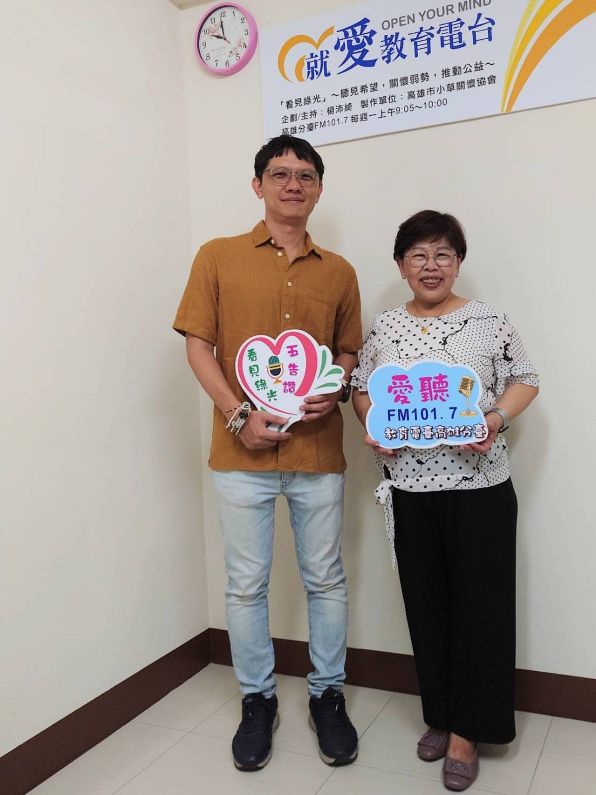高雄市傷殘服務協會就服組長林廷威先生(左)