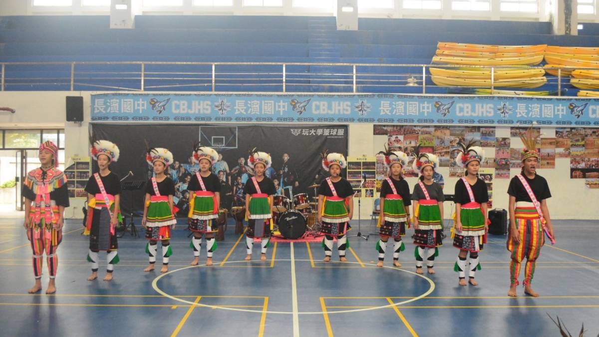 學生在校內演出