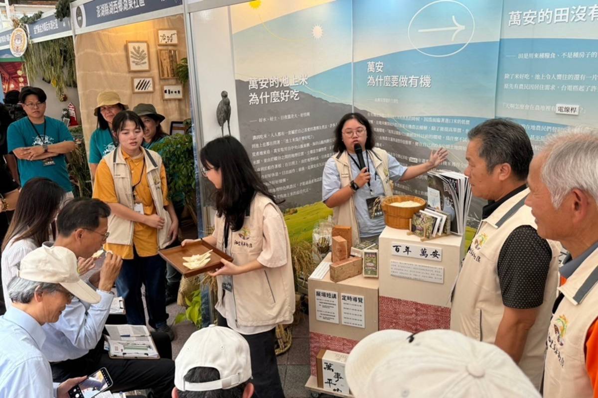 臺東池上鄉萬安社區代表臺東縣角逐第3屆金牌農村競賽，將池上有機米帶到初審現場，供評審委員及民眾試吃。