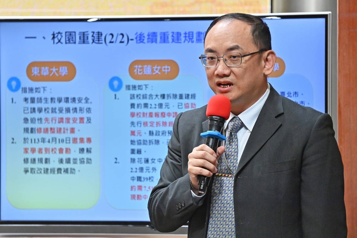 教育部資科司司長吳穎沺說明校園災損情形。(行政院提供)