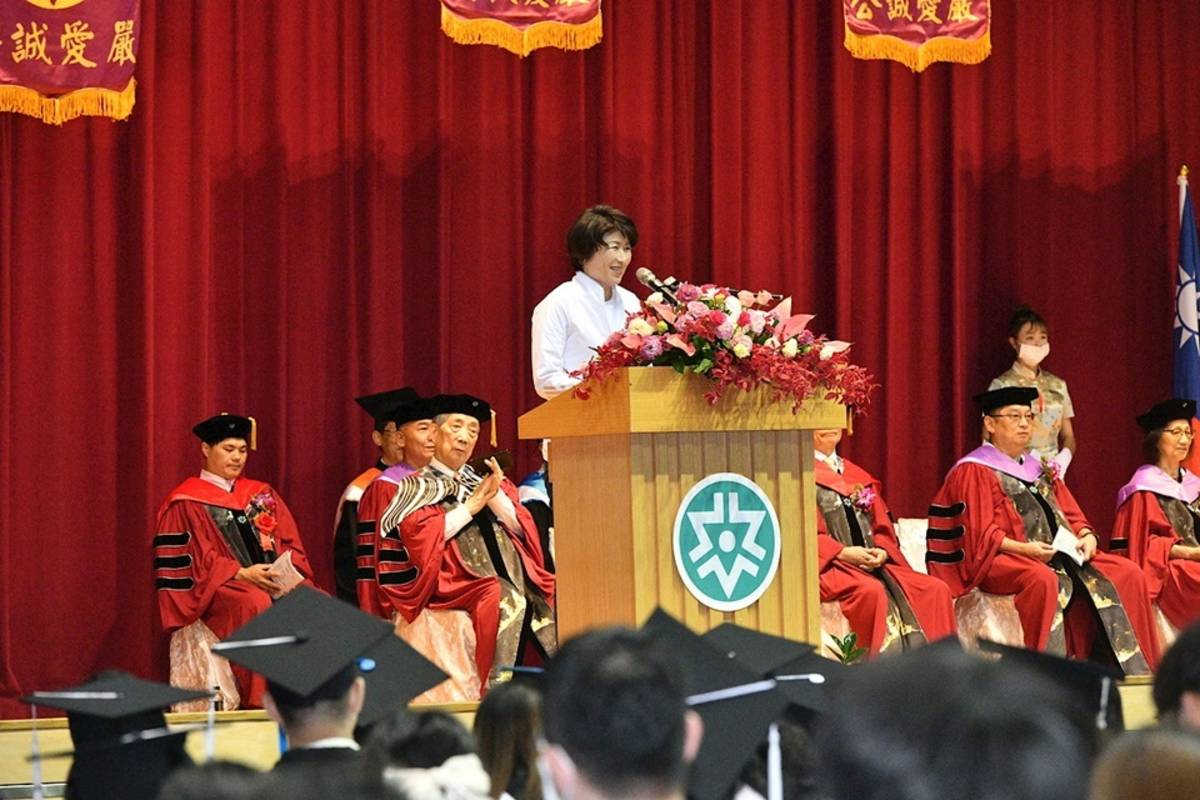 臺東縣長饒慶鈴於臺東大學畢業典禮致詞。
