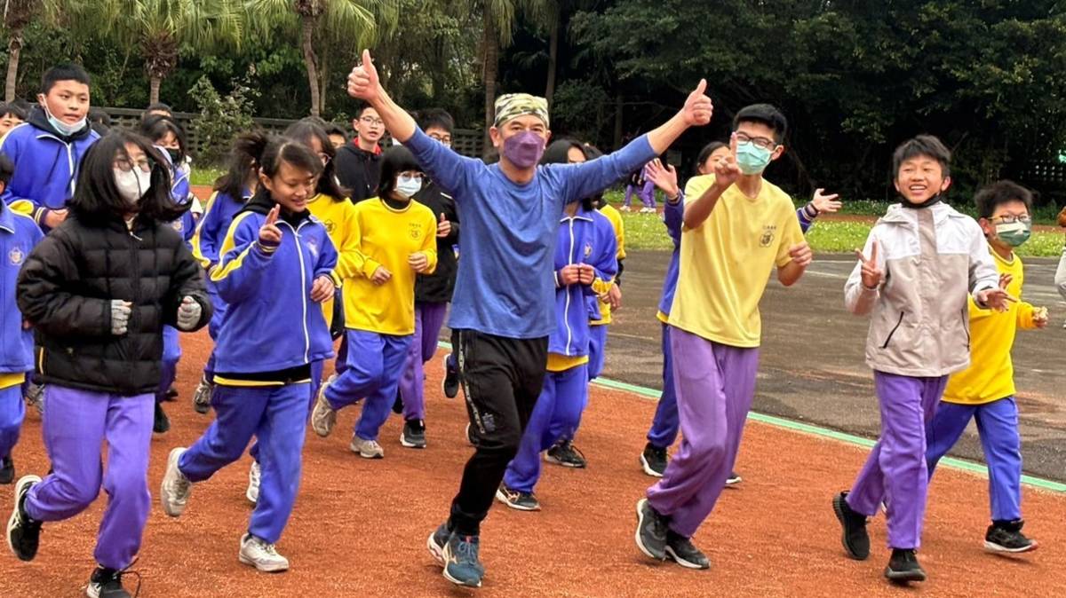 111學年度校園健康主播競賽-佳作-臺北市士林區福安國中-112學年每週體適能活動跑起來

111學年度校園健康主播競賽中獲得佳作的臺北市士林區福安國中，位於社子島市郊邊陲，學校人數不多，對健促推動仍不馬虎，落實SH150，利用課間20分鐘跳TABATA、島頭公園淨灘、福安小鐵人、騎單車挑戰武嶺，都是該校推動健促激發正能量的亮點，學校還結合社區青年與銀髮族共同進行青銀健走，讓健促氛圍由學校擴展至整個社區，打造優質的健康環境，全面提升孩子對健康的意識與自信。

採訪：臺北市士林區福安國中
             施俞旭校長、周玄武教師、
             羅惠如護理師、802生王若馨
