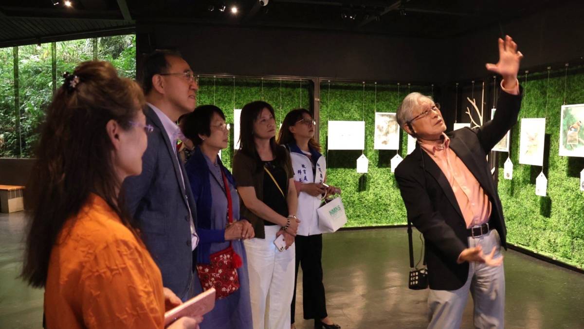 《博物繪》開幕會後，策展顧問周文豪博士帶與會貴賓導覽展區。圖片提供／國立自然科學博物館