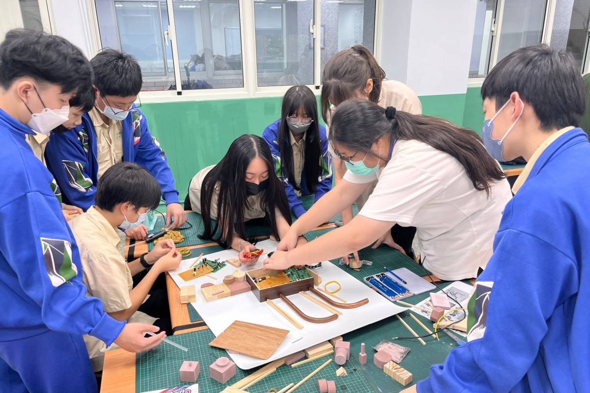 學生透過合作賦予素材生命並建構故事(木柵高工)