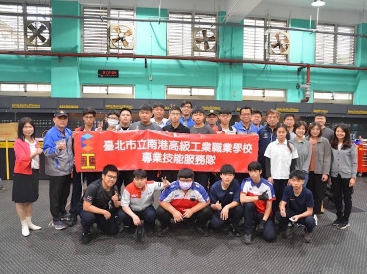 健檢活動由汽車科指導教師群帶領專業技能班學生提供服務