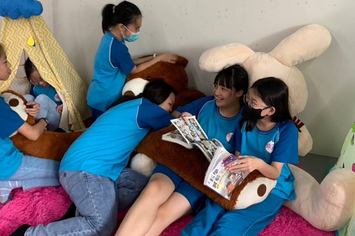 學童在圖書館內閱讀