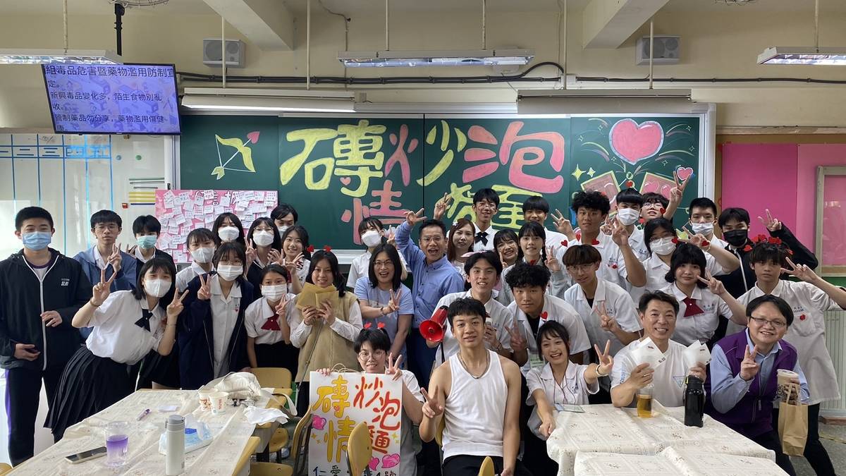 今年「四月天商業季」活動由日間部高二學生自行籌設22間特色商店