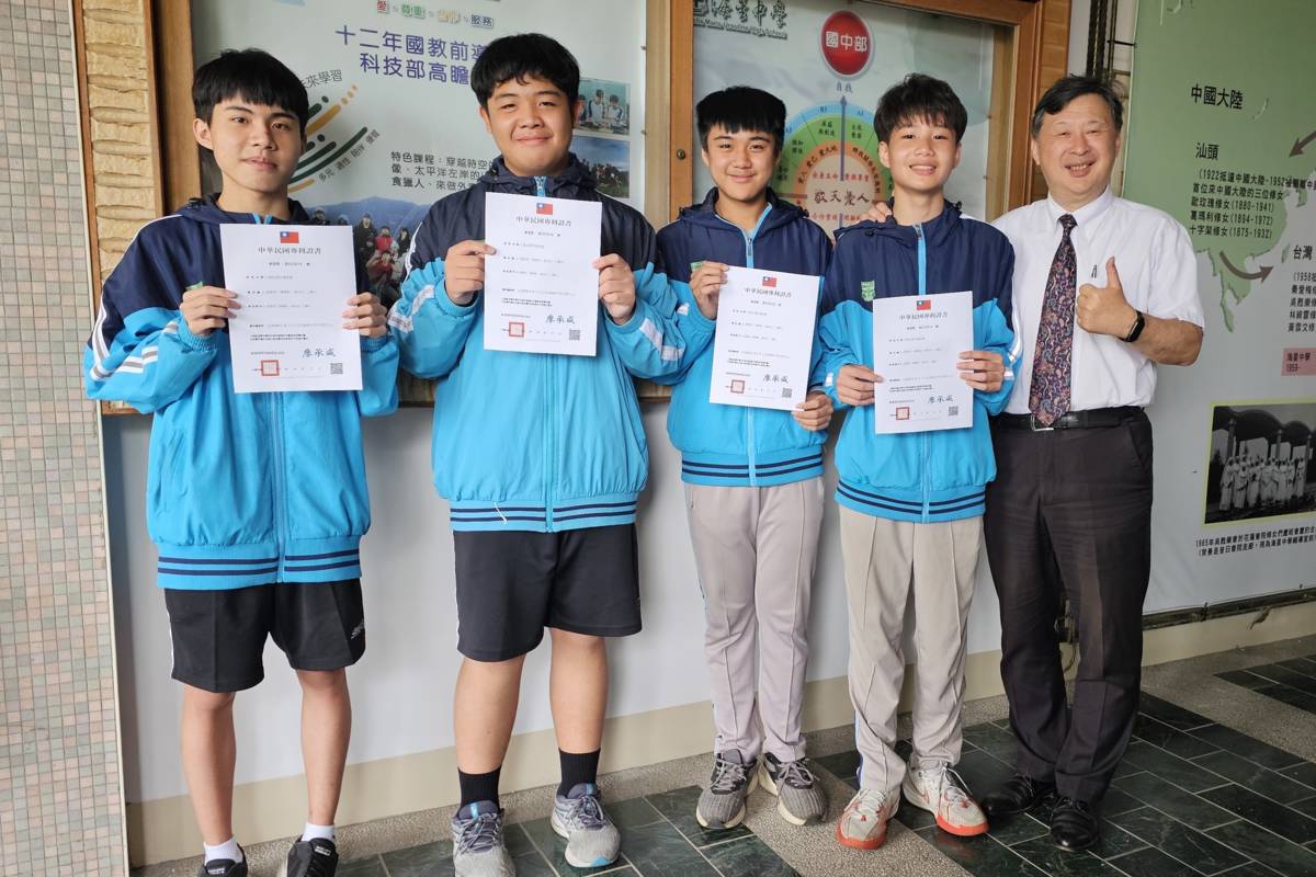 (海星中學提供)左起江麒元、潘尚佑、程懿恩、陳薺軠及陳海鵬校長