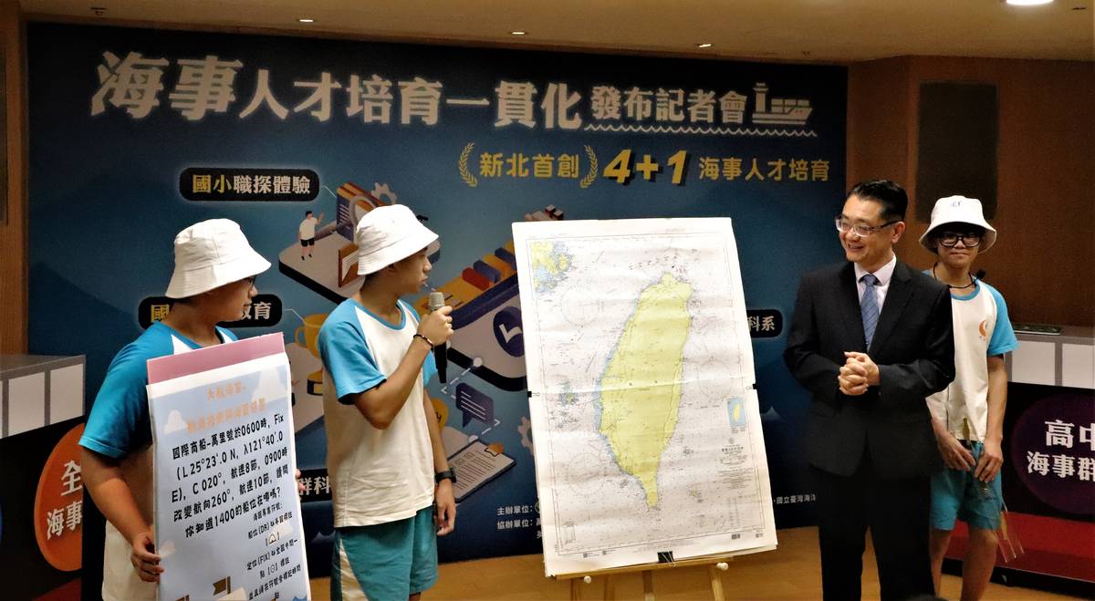 萬里國中學生協助劉明超副局長(右2)體驗「大航海家」海事技能體驗