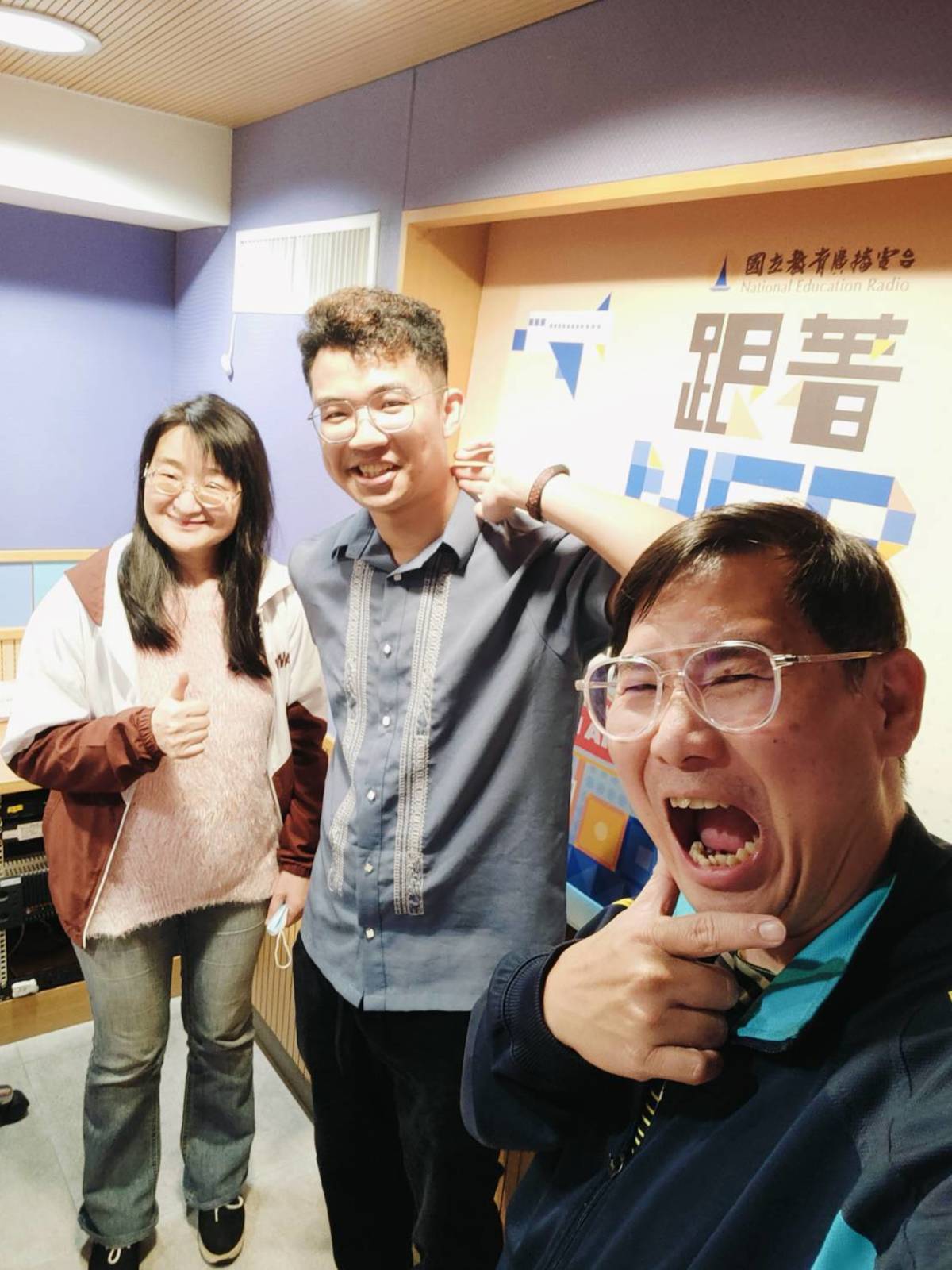 來賓蘇榮世(中)與主持人