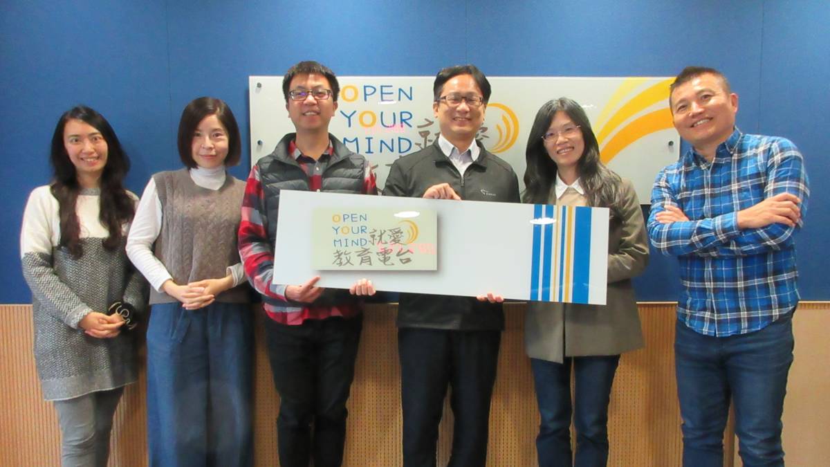 左起 節目主持人 臺中市北屯區北屯國小呂淑媛教師、臺中市北屯區東光國小賴珮菁教師及來賓 臺中市政府教育局高中職教育科廖政凱股長、臺中市立惠文高中陳建銘校長、臺中市立新社高中林怡君校長及教育電台常罡  
