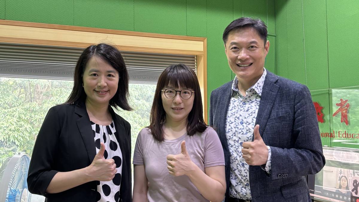 「藝起來尋美」計畫主持人吳岱融副教授(左)、臺北市北投區北投國民小學蔡念親老師(中)、教育開講節目主持人李大華(右)