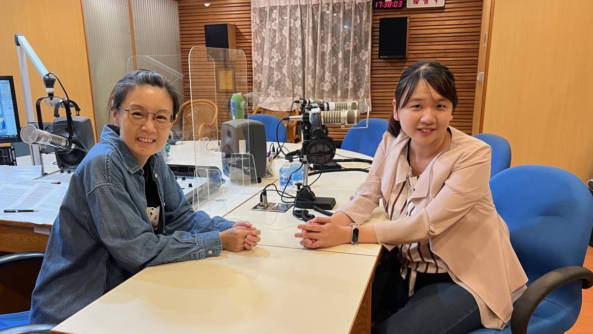 圖右為高雄市新興高中英文老師葉孟慧
