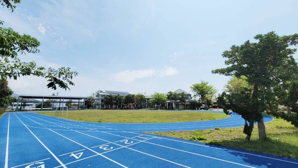 臺東縣東河鄉興隆國小推永續校園帶領學生討論如何節能省碳