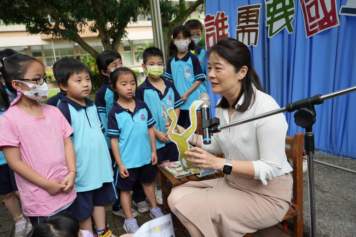 北市大橋國小響應世界閱讀日，由校長擔任說書人分享繪本故事