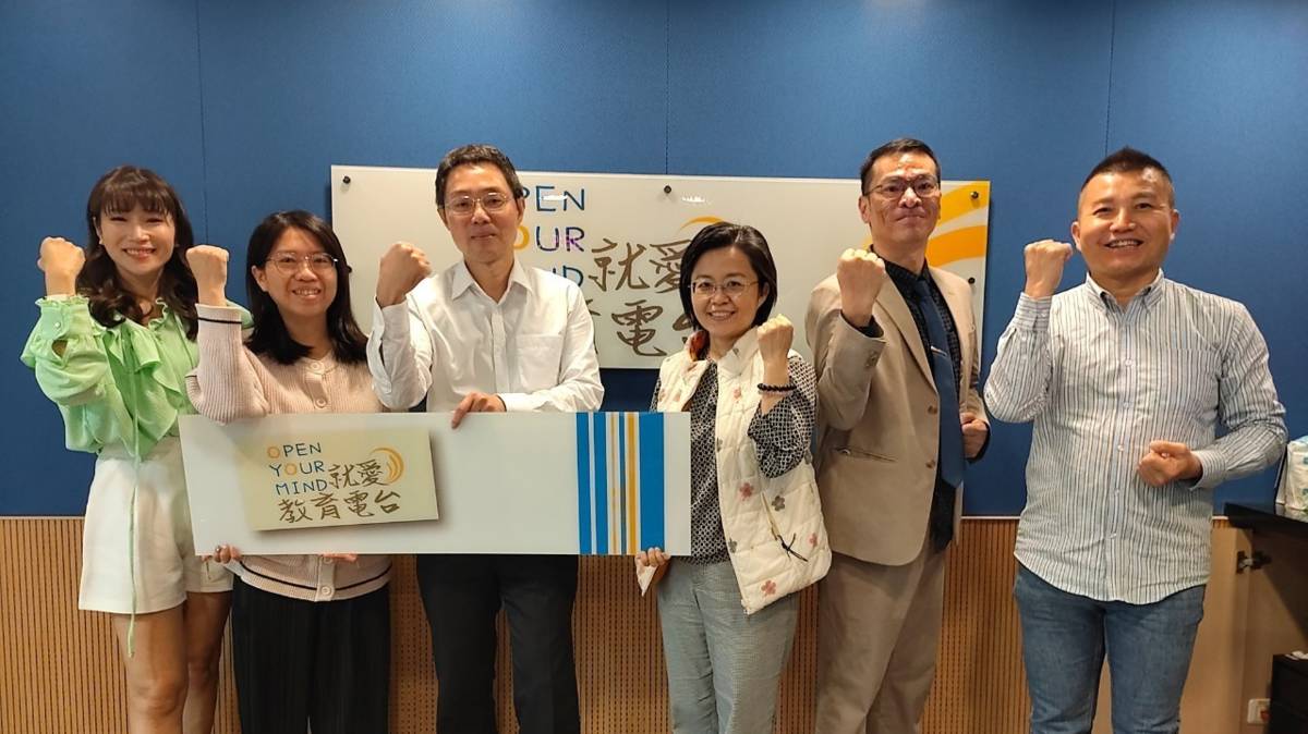 左起 臺中市政府教育局國中教育科林筱玲課程督學、臺中市大里區草湖國小 蔡雅婷老師、臺中市教育局國中教育科 顏隨勝課程督學、臺中市立太平國民中學 黃日紅校長、臺中市立豐原國民中學 謝易澄輔導主任及教育電台常罡。
