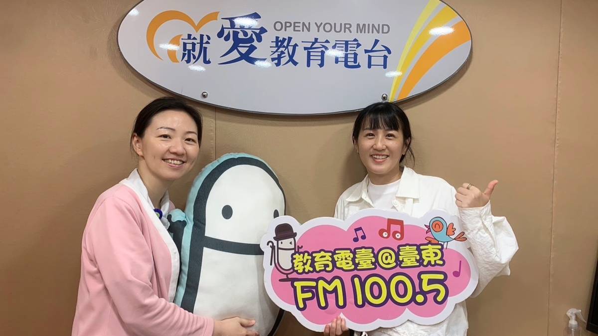 梁珮甄護理師(左)分享糖尿病衛教資訊