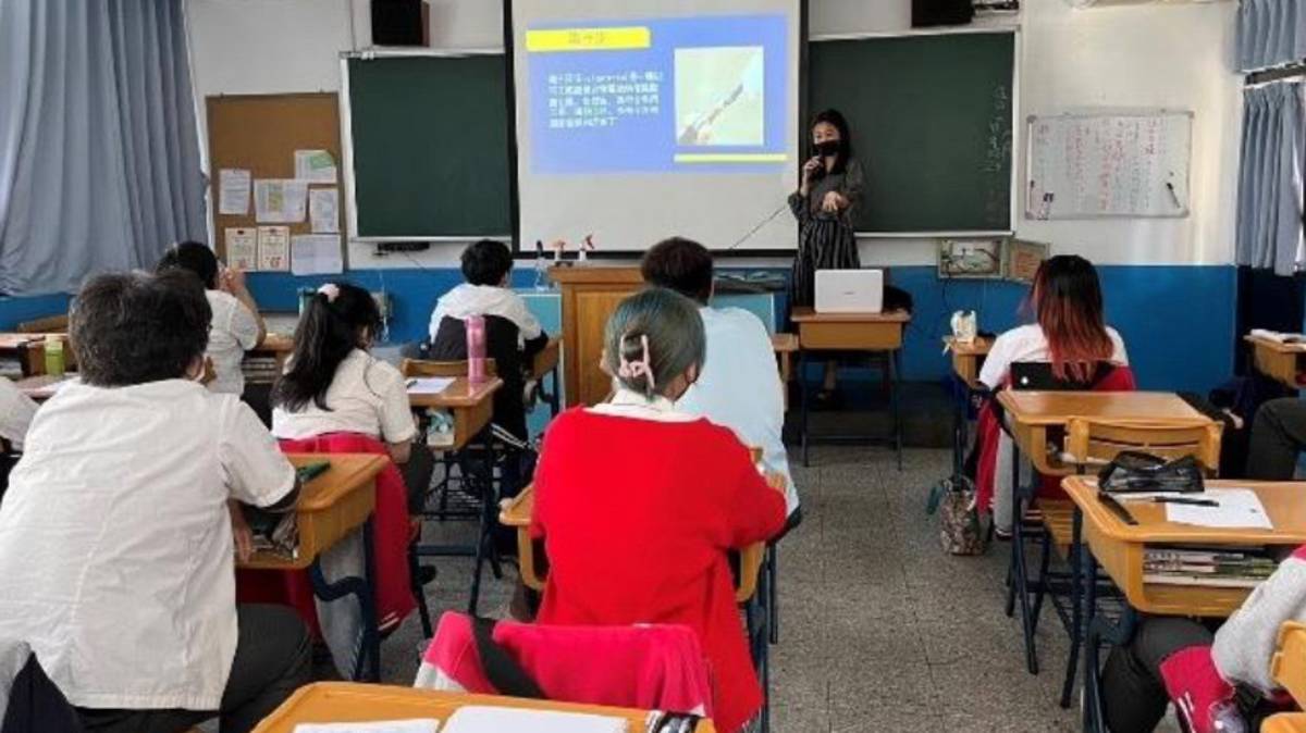 111學年度校園菸檳危害防制教育介入輔導計劃「網紅就是你」短片競賽-高中組-佳作-新北市永和區智光高級商工職業學校-111學年度新型菸品危害融入課程

新北市永和區智光高級商工職業學校獲111學年度校園菸檳危害防制教育介入輔導計劃「網紅就是你」短片競賽佳作，學校結合各科課程，設計多元健康促進活動。多媒體設計科學生製作菸檳防制標語手拿板，機械科學生則製作菸檳防制標語壓克力鑰匙圈，透過這些具體實踐，學校不僅培育出優秀的技職人才，更將菸檳防制觀念深植於學生心中。同時，定期舉辦的衛教講座也讓孩子能夠及時了解新型菸品和相關法規的更新，進一步提升了學生的健康意識和自我保護能力。

採訪：新北市永和區智光高級商工職業學校
              林埔生校長、張鳴恩組長、
              三仁楊惠斐老師、
              三仁生陳育欣、三真生呂紹愷 
