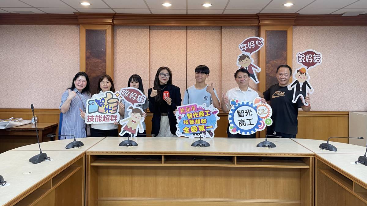  111學年度校園菸檳危害防制教育介入輔導計劃「網紅就是你」短片競賽-高中組-佳作-新北市永和區智光高級商工職業學校-採訪合照