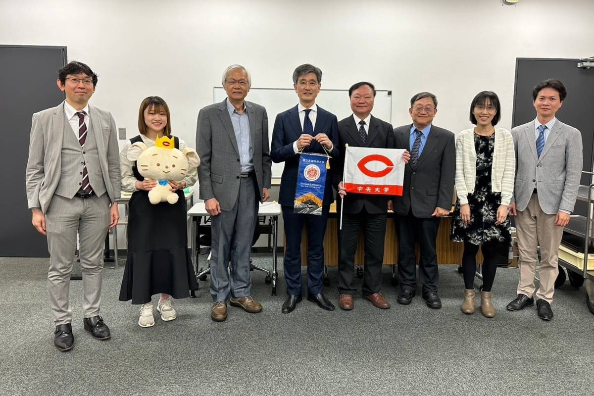 王校長（右4）率團首日拜會中央大學由副校長白井宏（左4）)盛情接待