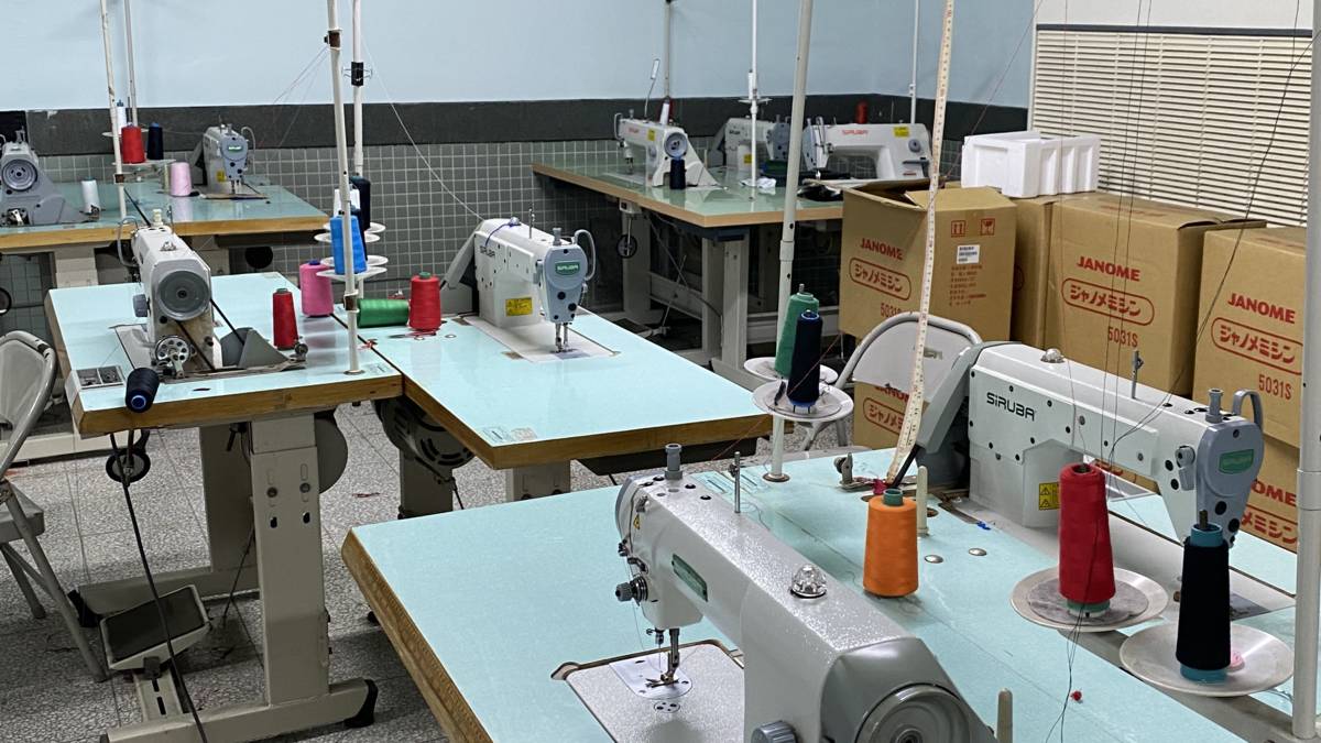 提到學生最愛的課程「族服製作」，學習到裁縫、裝線、計算等技巧，課程也要求學生在畢業前，必須製作一套屬於自己的族服。(記者蘇瑞雯拍攝)