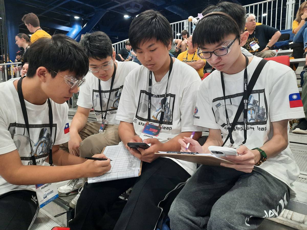 三民高中FRC團隊於場邊進行計分與隊伍分析