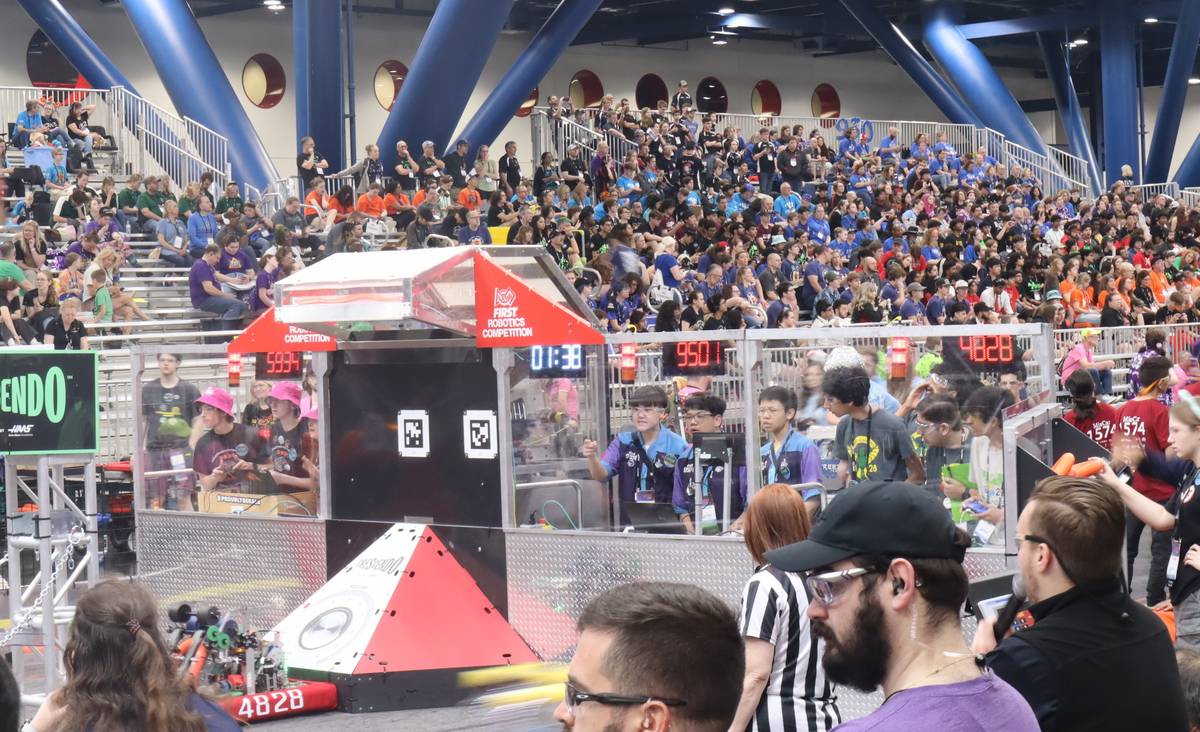 三民高中FRC機器人團隊上場比賽緊張又刺激