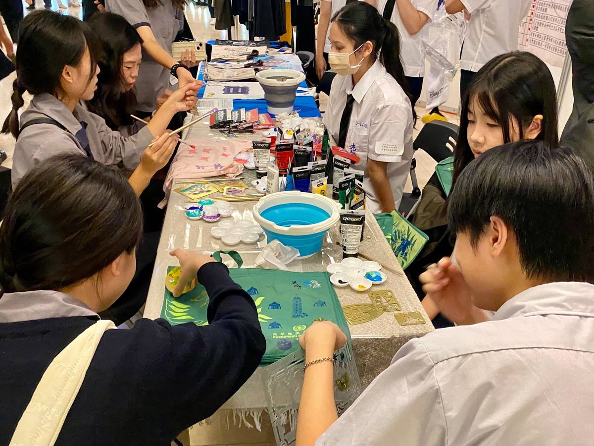 光仁高中提出購物袋升級計畫，邀請市民一同手繪環保袋，提升使用率