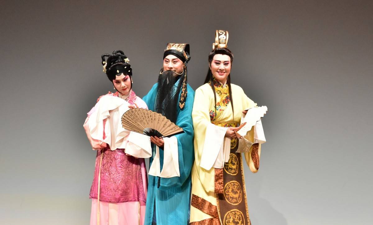 《劈棺驚夢》臺北場演員(左起)蕭揚玲、盛鑑、劉建華