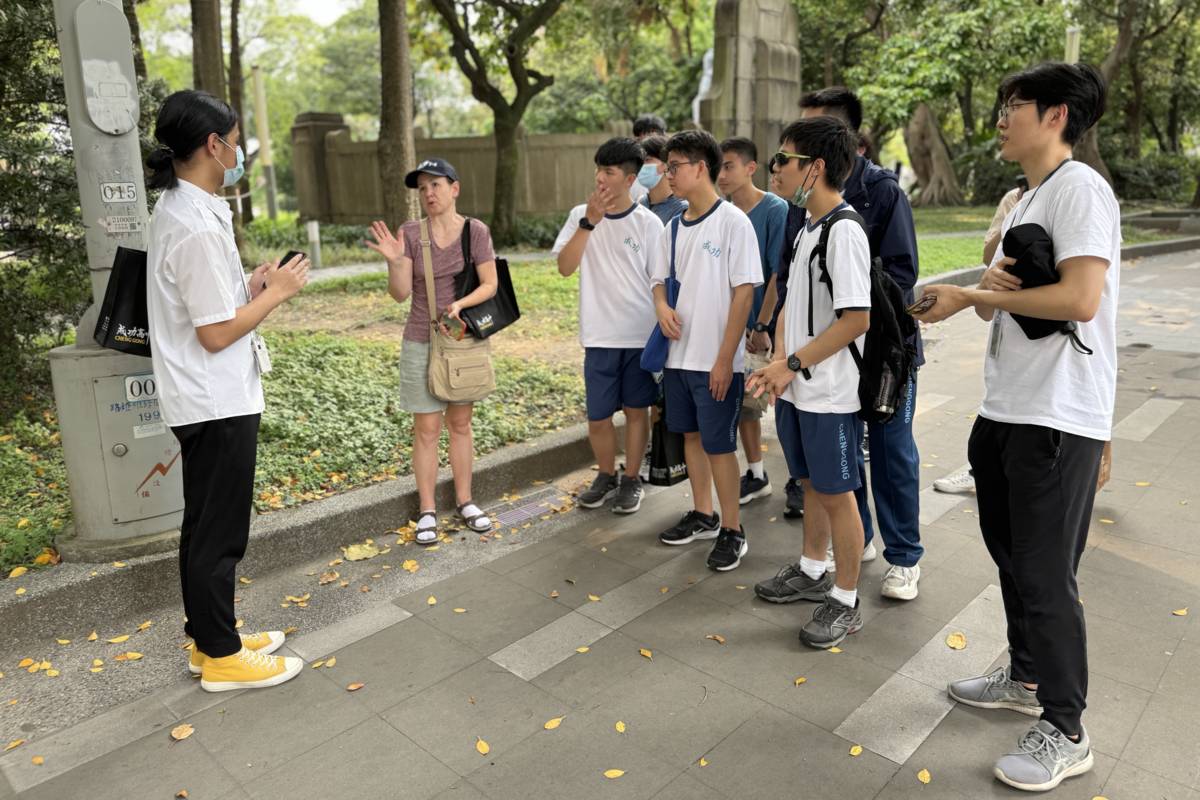 成功高中駐校陶藝家Julia Feld與學生走訪南海學園