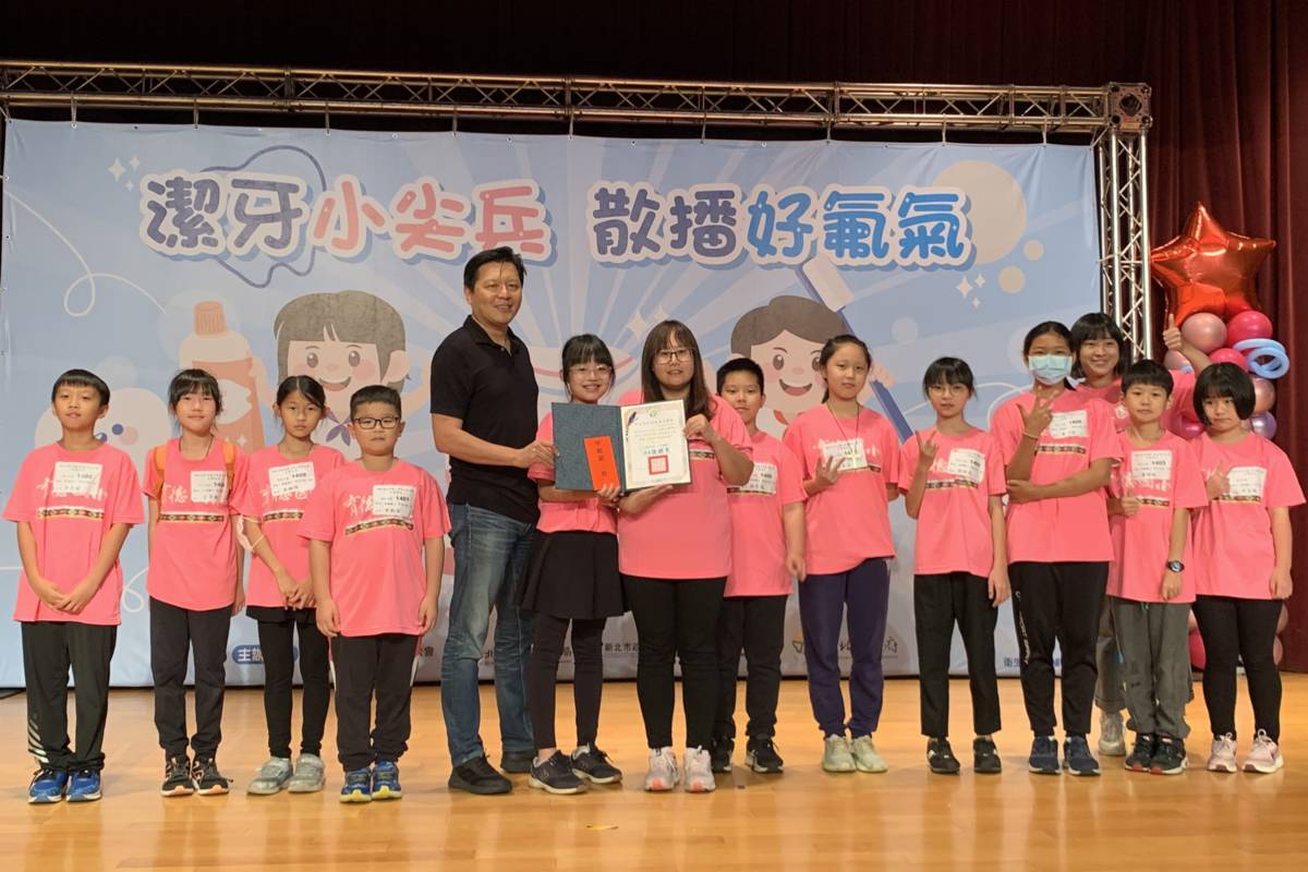 新北市副市長朱惕之(左5)頒獎給冠軍隊伍育德國小