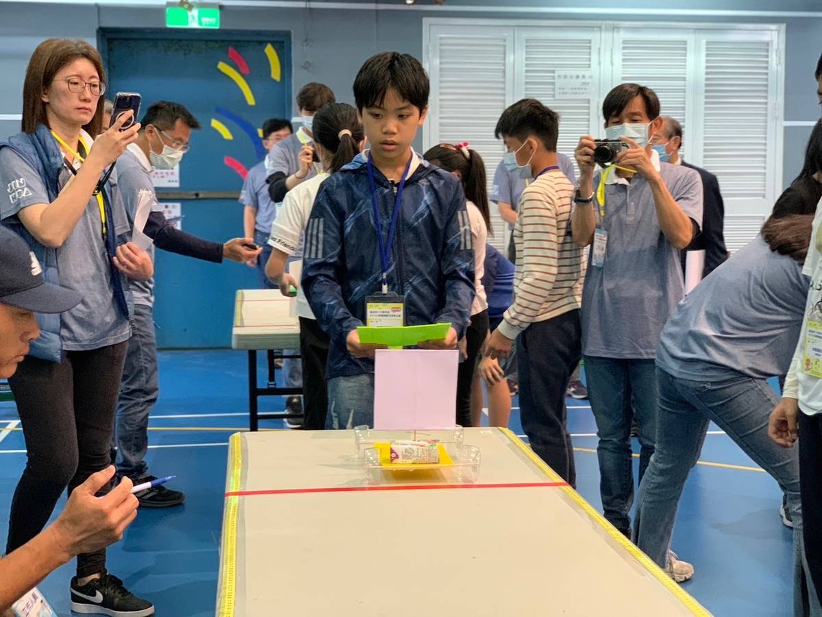 風帆車進行競速，團隊分工合作完成任務
