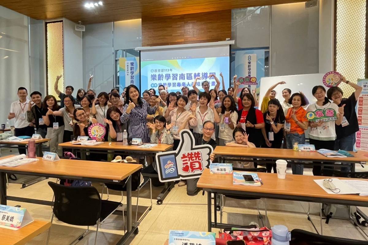 成教所所長韓必霽與樂齡講師培訓學員歡喜合影