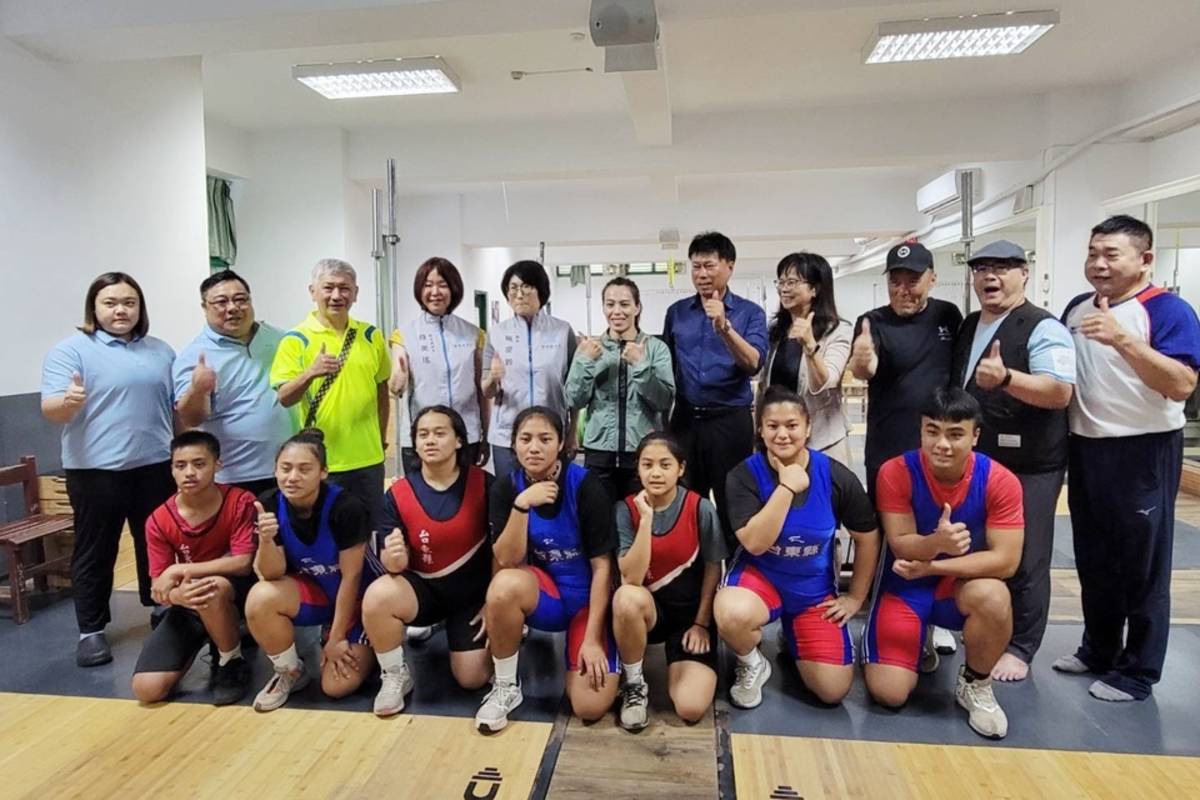 臺灣舉重好手郭婞淳(後排中)前往國立臺東高中移地訓練，受到舉重隊學弟妹熱烈歡迎，臺東縣長饒慶鈴(後排左5)也偕同教育處長蔡美瑤(後排左4)、臺東市長陳銘風(後排右5)前往加油打氣。
