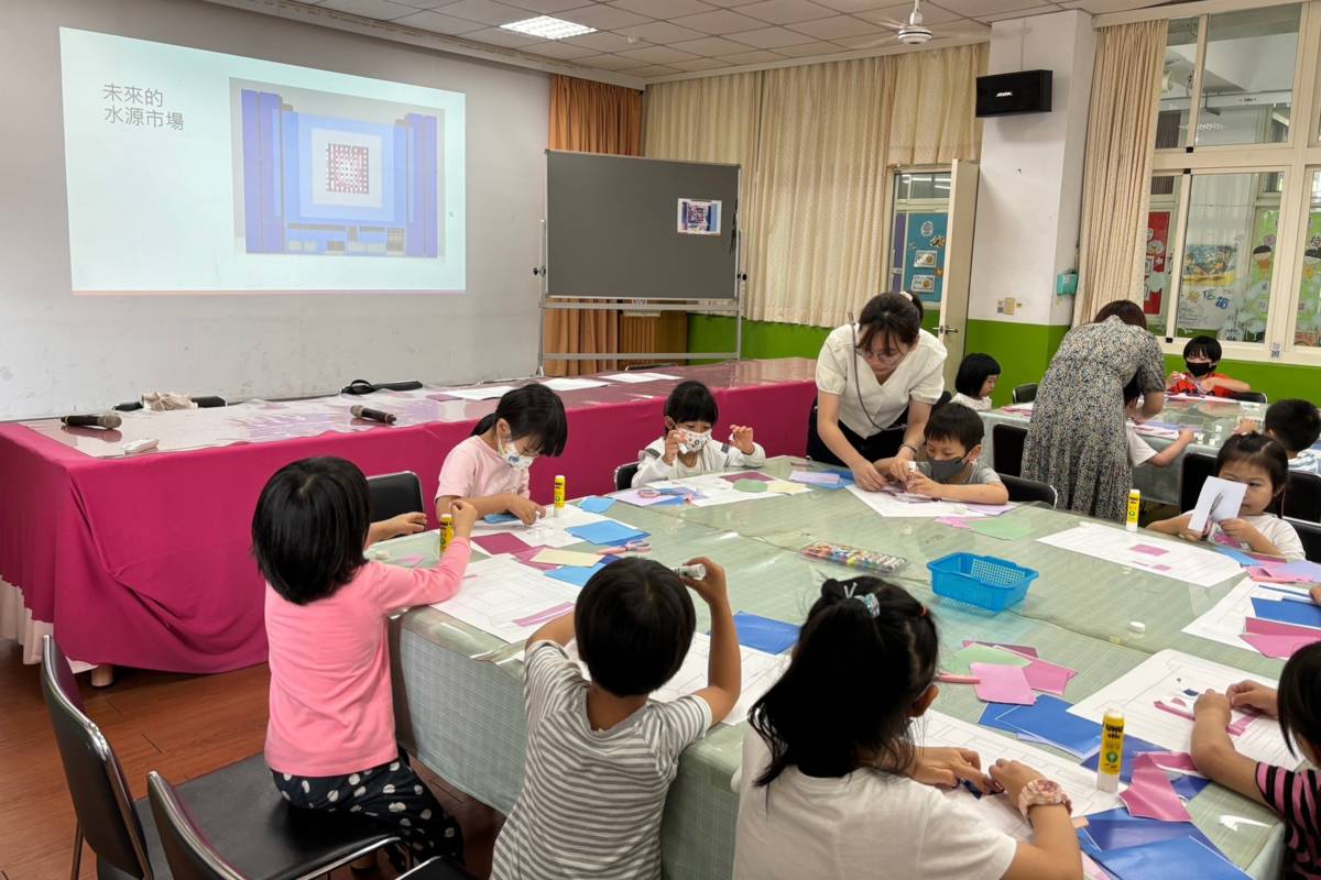 策展人前進銘傳國小附設幼兒園，進行公共藝術體驗課程