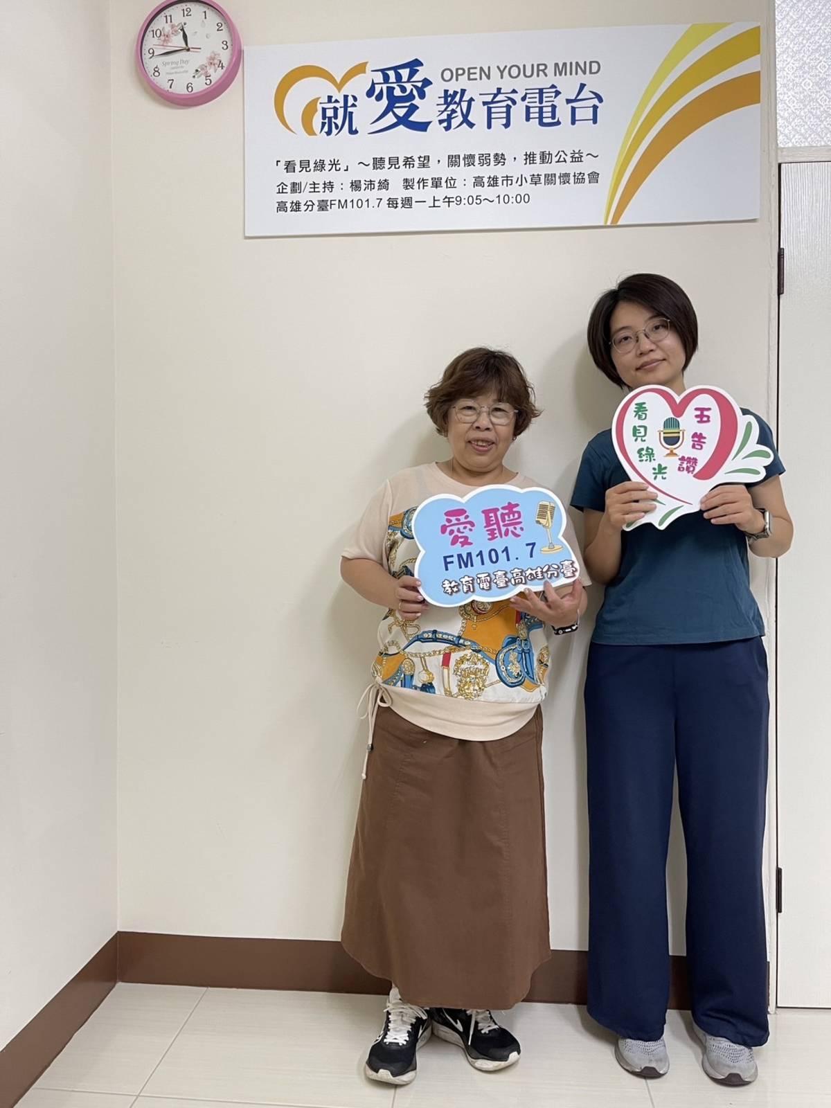 高雄市衛生局社區營養推廣中心黃姿華營養師(右)