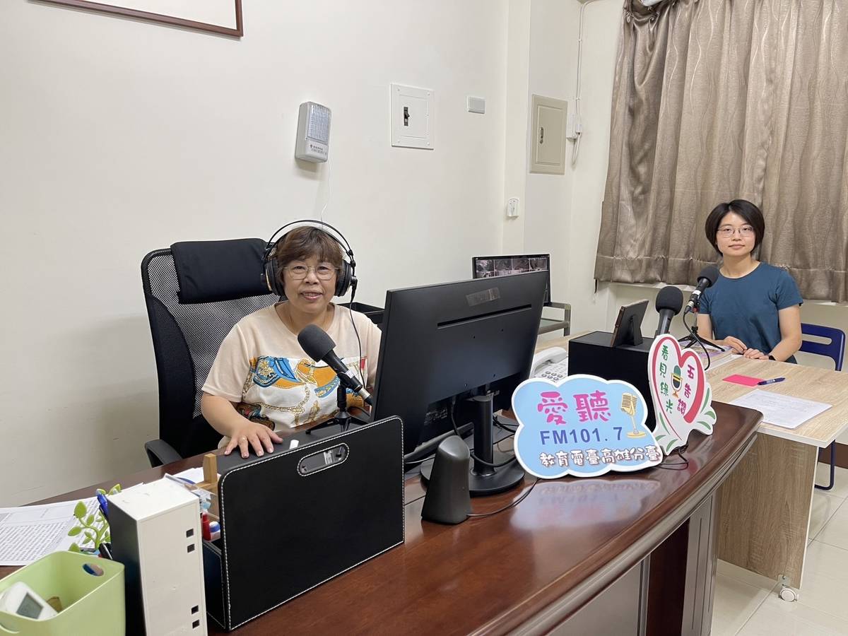 高雄市衛生局社區營養推廣中心黃姿華營養師(右)