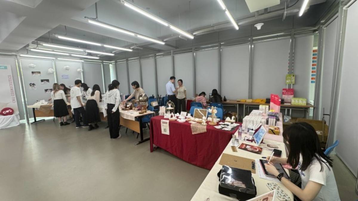 中醫大藥妝系畢業展會場展品琳瑯滿目
