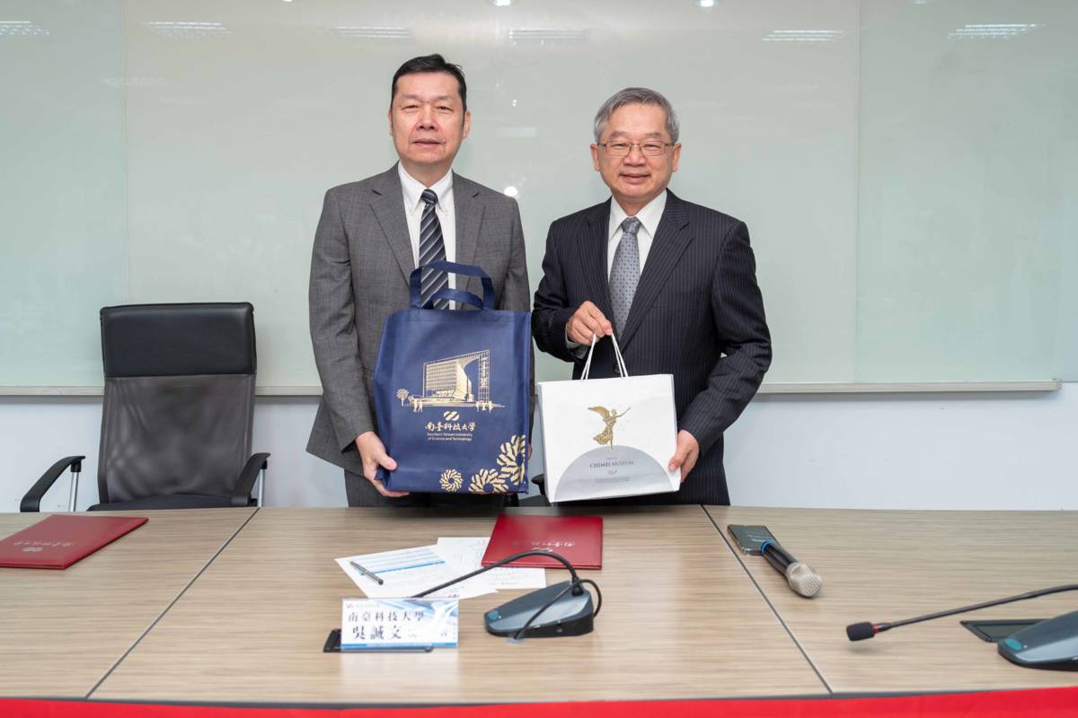 南臺科大校長吳誠文(右)與奇美醫院院長林宏榮(左)於聯合研究中心合作備忘錄簽約儀式中互贈禮品合影。